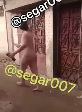 مره مصرية فاجره قلعت ملط و نزلت تتعارك فى وسط الشارع قدام اللى رايح و اللى جاى ولا هاممها حد