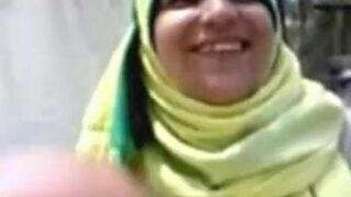 صاحبة الحجاب الاصفر – مص زب في العامة مصري