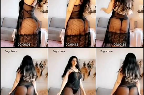 مودل اش بالكلوت طيزها ضخمة بقميص نوم شفاف