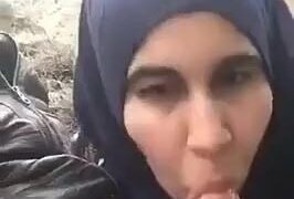 موطة ايرانية – طالبة محجبة تمص زب حبيبها وتقول له شكرا