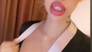 جورجينا درويش تداعب صدرها العاري فيديو مثير