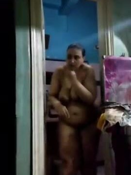 ملفاية مصرية بتستحمى نسيت الفوطه بره طلعت عريانه تنشف نفسها و خايفه حد يشوفها متعرفش ان الديوث بتاعها مثبت الكاميرا و صورها