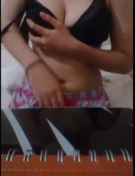 بنوته قاعده بتذاكر وصاحبها يكلمها يقولها ابعتى نودز (