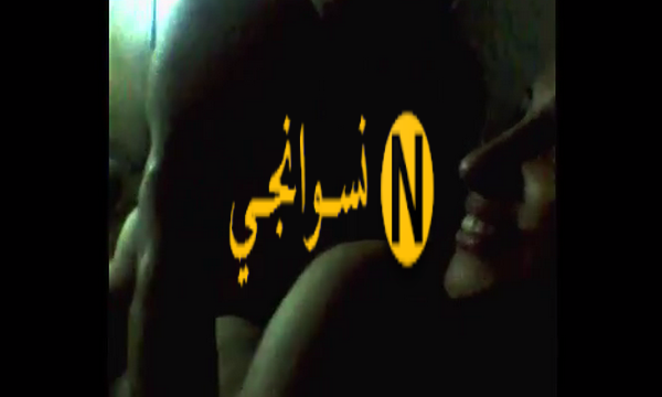 فيلم قديم لجوز عشاق الراجل زانق عشيقته وراكب عليها جامد وفشاخ كسها نيك
