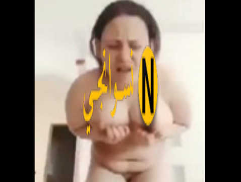 لبوه مصريه بجسم ملبن بتعرض جسمها علي الكام لحبيبها وبتقوله مش قادره عايزاه اتناك دلوقتي وعليها اهات جامده فشخ