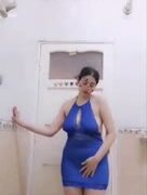 بنوتة عشرينية كيوت قمراية عسل ايه جسم دا و تعبيرات دي لا تقاوم عمالة بتصور نفسها و هي بتاكل بزازها و تفشخ جسمها حيحانة اوي / الجزء الاول