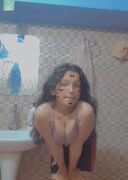 فتاة صغيرة في الحمام تظهر جسدها اللبني غير الممسوح وتسجل فيديو لعشيقها تحفة فنية كاملة