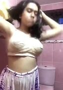 فتاة مصرية بعصا فرنسية في الحمام تتعرض للضرب سبع مرات ونصف وتدلل حبيبها النسخة الكاملة من الفيديو الرائع