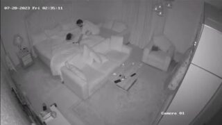 عنتيل اماراتي صوت واضح و مسموع من قلب غرفة نومه مع عشيقته سرية من ورا زوجته بوس ساخن و دلع علاخر و هي لبوة تستاهل مقطع مثير