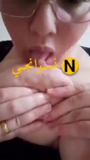 ميلف فاجرة لبوة اووي بتتصور لعشيقها وتفرجو علي بزازها وهي عمالة تلحس وتلعب فيهم